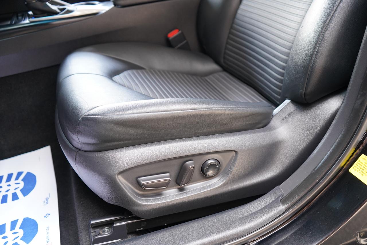 Toyota Camry SE Auto (Natl) 2020