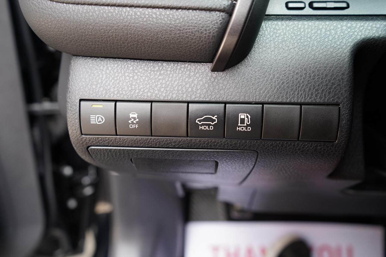 Toyota Camry SE Auto (Natl) 2020