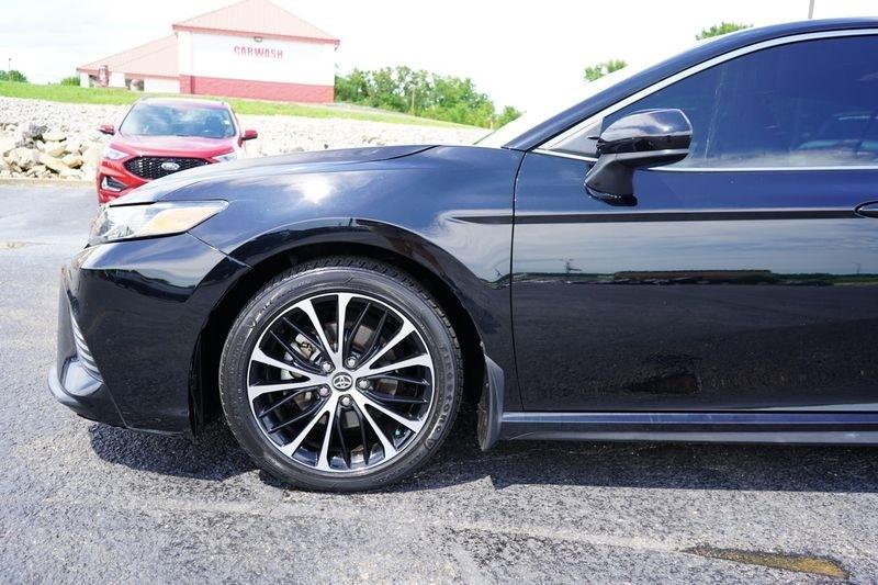 Toyota Camry SE Auto (Natl) 2020