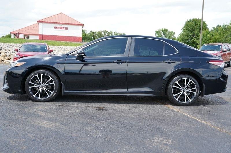 Toyota Camry SE Auto (Natl) 2020
