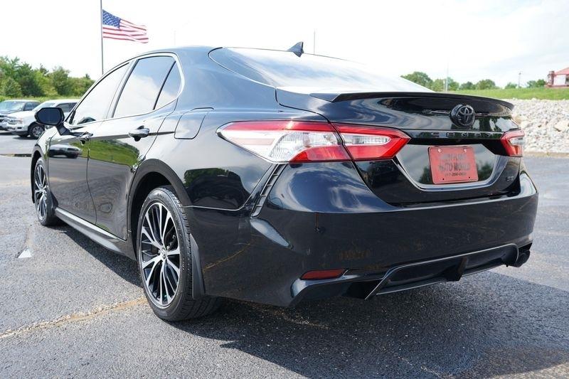 Toyota Camry SE Auto (Natl) 2020