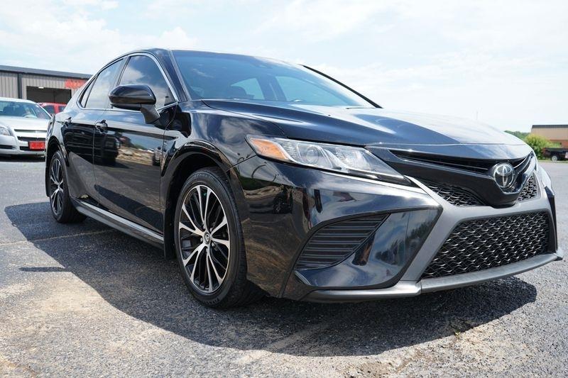 Toyota Camry SE Auto (Natl) 2020