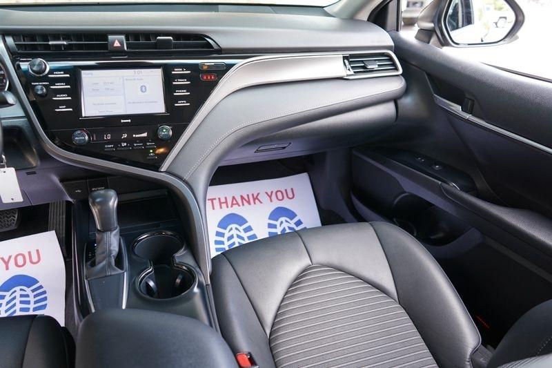 Toyota Camry SE Auto (Natl) 2020