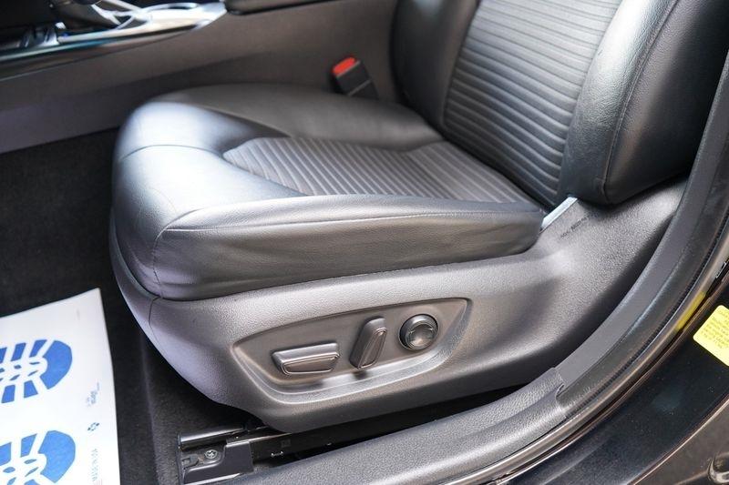 Toyota Camry SE Auto (Natl) 2020