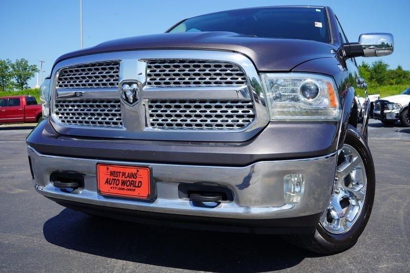 RAM 1500 4WD Crew Cab 140.5" Laramie 2015