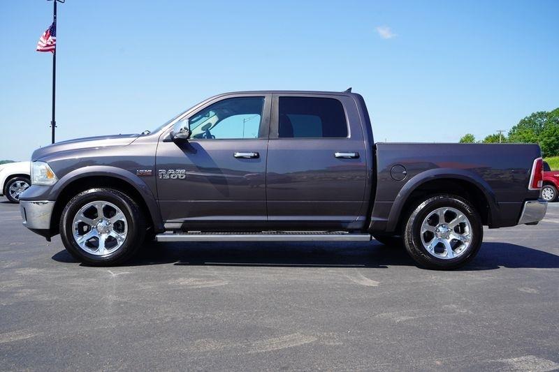 RAM 1500 4WD Crew Cab 140.5" Laramie 2015
