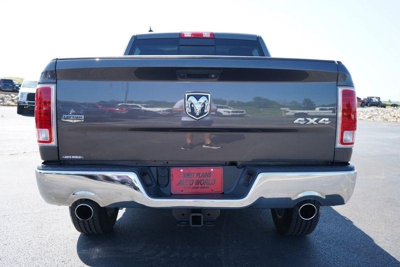 RAM 1500 4WD Crew Cab 140.5" Laramie 2015