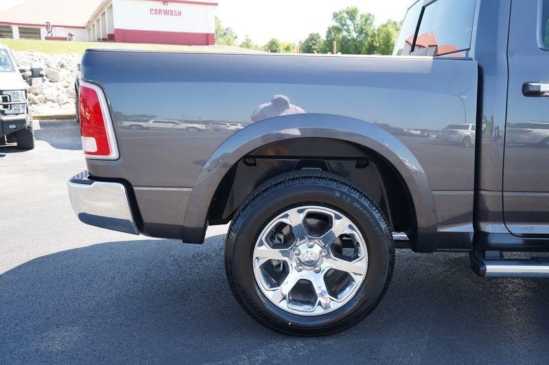 RAM 1500 4WD Crew Cab 140.5" Laramie 2015