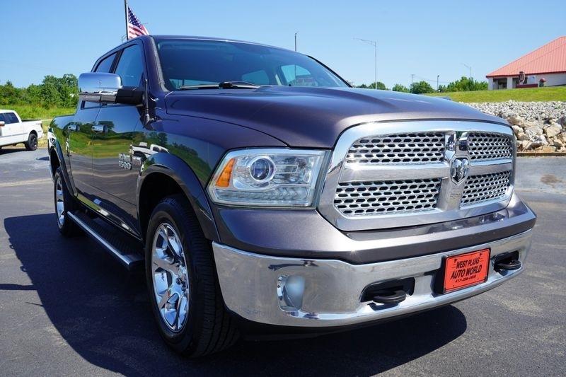 RAM 1500 4WD Crew Cab 140.5" Laramie 2015