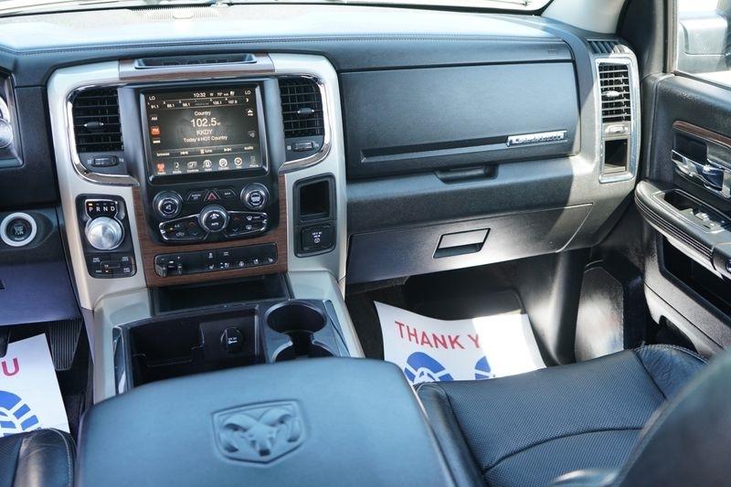 RAM 1500 4WD Crew Cab 140.5" Laramie 2015