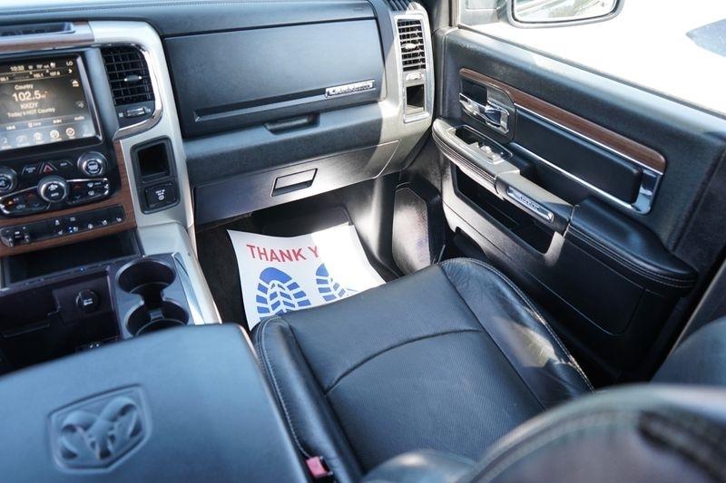 RAM 1500 4WD Crew Cab 140.5" Laramie 2015