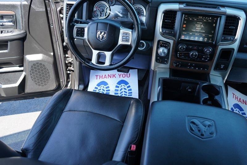 RAM 1500 4WD Crew Cab 140.5" Laramie 2015