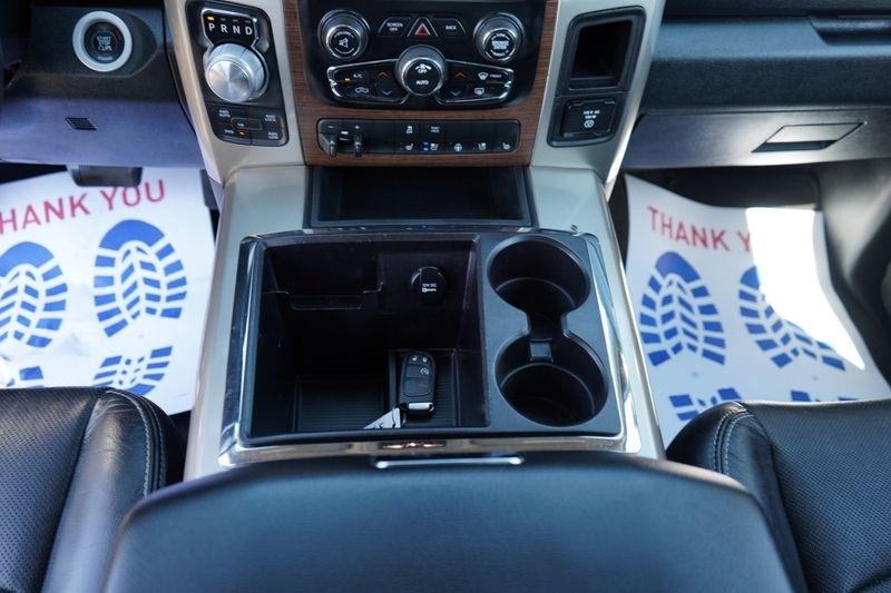 RAM 1500 4WD Crew Cab 140.5" Laramie 2015