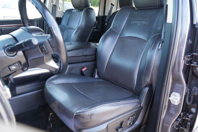 RAM 1500 4WD Crew Cab 140.5" Laramie 2015