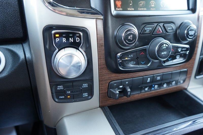 RAM 1500 4WD Crew Cab 140.5" Laramie 2015
