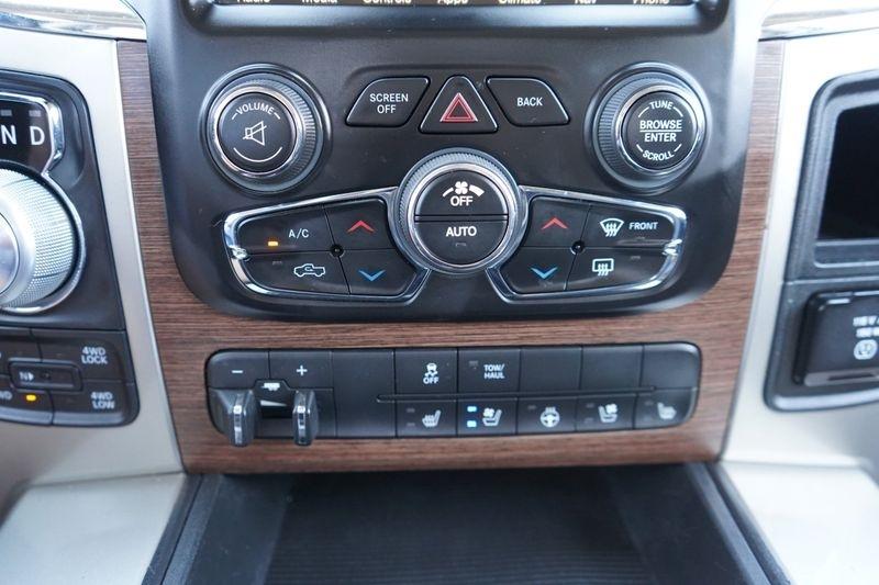 RAM 1500 4WD Crew Cab 140.5" Laramie 2015