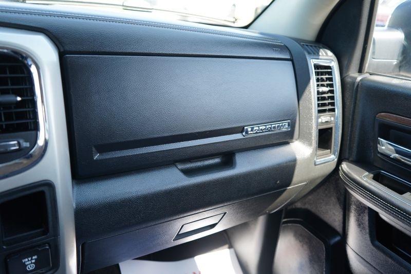 RAM 1500 4WD Crew Cab 140.5" Laramie 2015