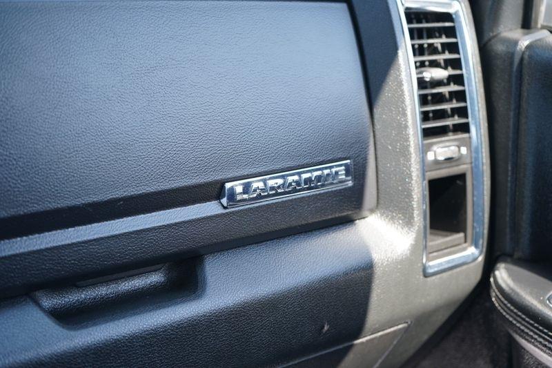 RAM 1500 4WD Crew Cab 140.5" Laramie 2015