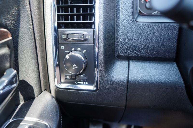 RAM 1500 4WD Crew Cab 140.5" Laramie 2015