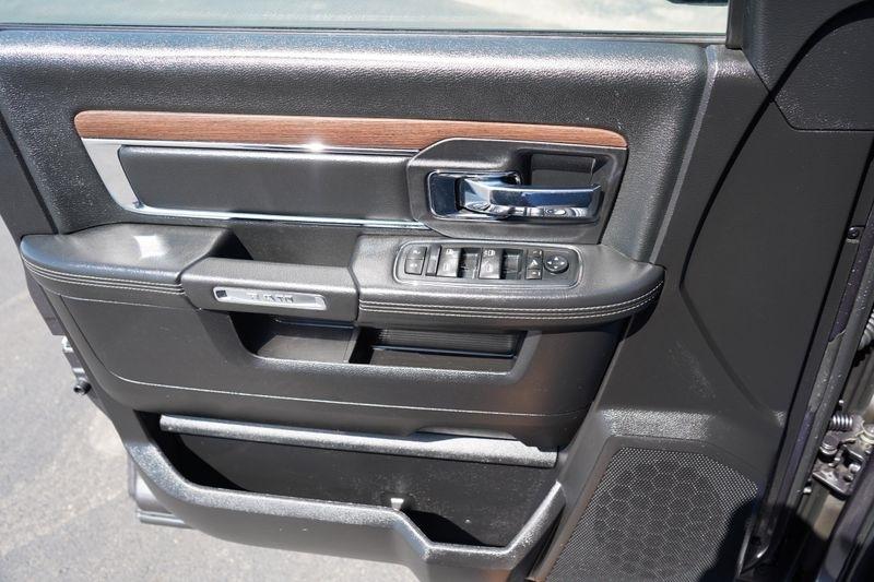 RAM 1500 4WD Crew Cab 140.5" Laramie 2015