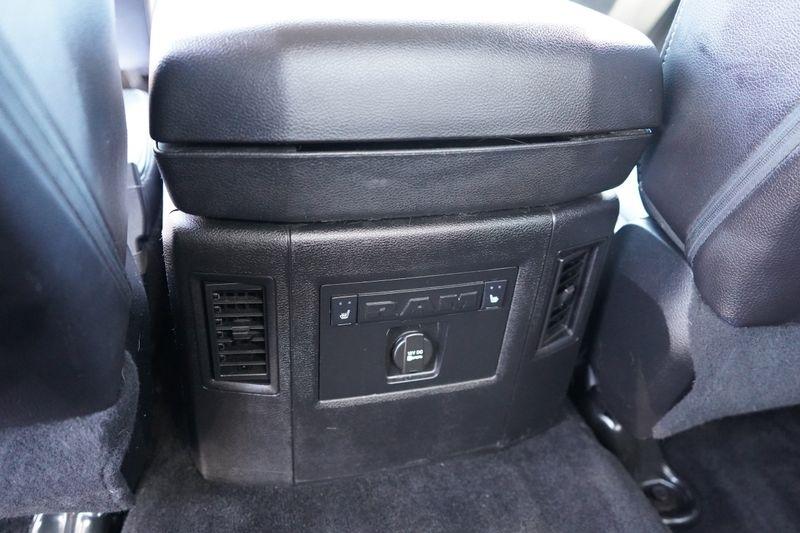 RAM 1500 4WD Crew Cab 140.5" Laramie 2015
