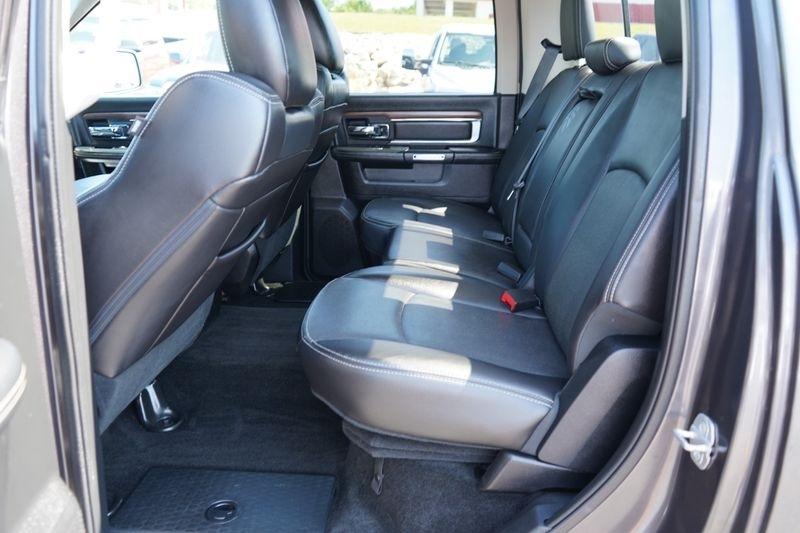 RAM 1500 4WD Crew Cab 140.5" Laramie 2015