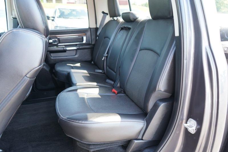 RAM 1500 4WD Crew Cab 140.5" Laramie 2015