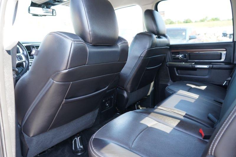 RAM 1500 4WD Crew Cab 140.5" Laramie 2015