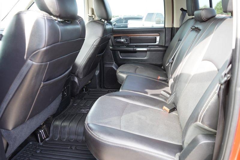 RAM 1500 4WD Crew Cab 140.5" Laramie 2016