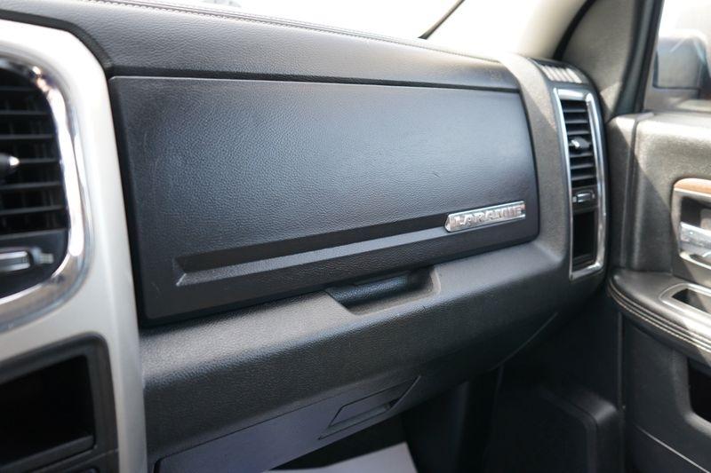 RAM 1500 4WD Crew Cab 140.5" Laramie 2016