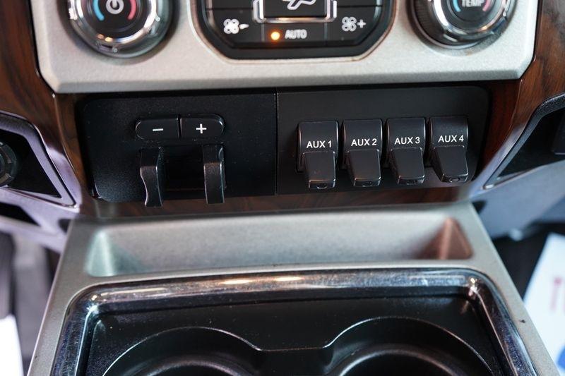 Ford Super Duty F-350 SRW Lariat 4WD Crew Cab 6.75' Box 2015