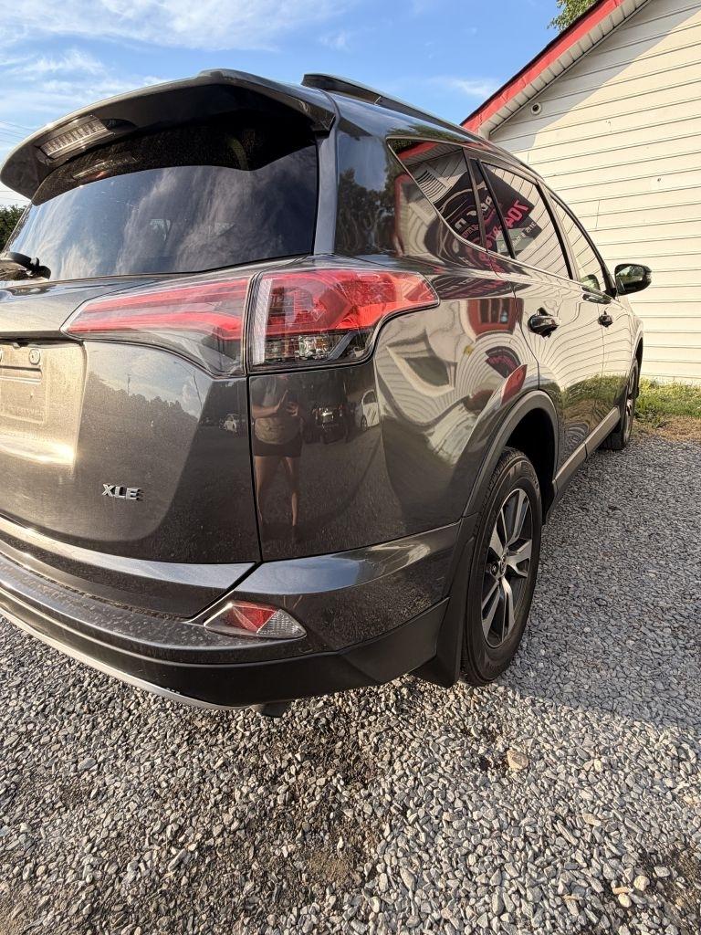 2018 Toyota RAV4 XLE - Photo 6