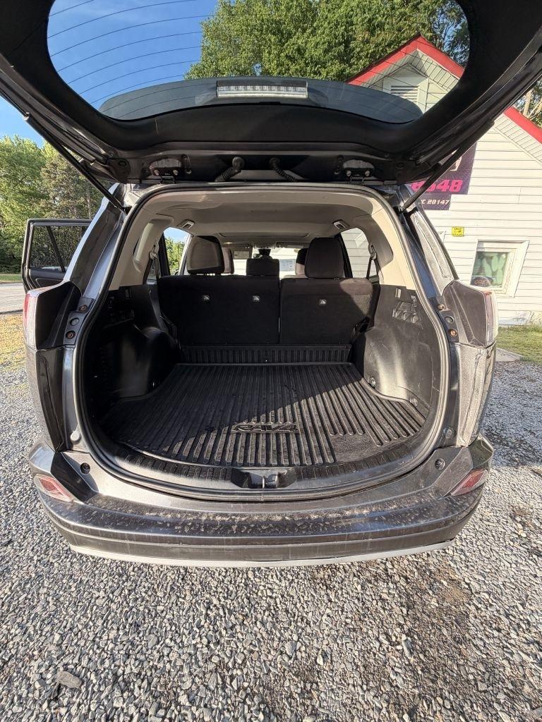 2018 Toyota RAV4 XLE - Photo 9