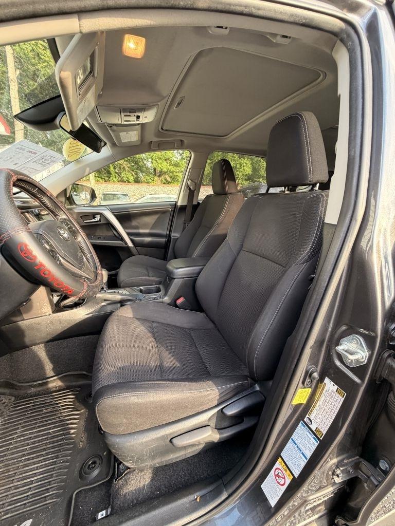 2018 Toyota RAV4 XLE - Photo 10