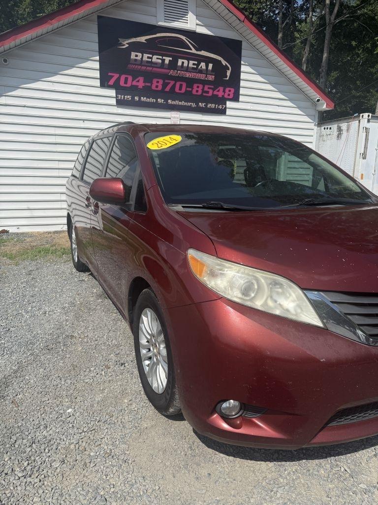 2014 Toyota Sienna XLE - Photo 3