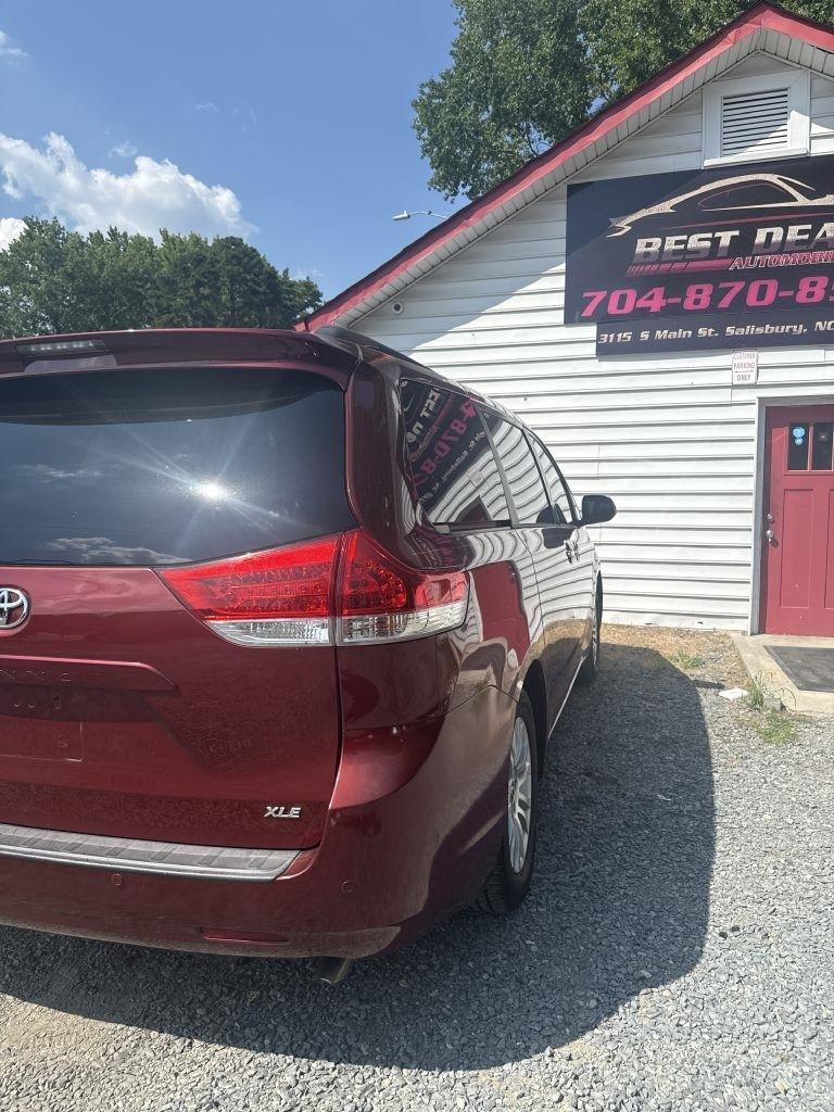 2014 Toyota Sienna XLE - Photo 9