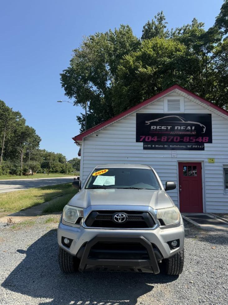 Toyota Tacoma photo 2