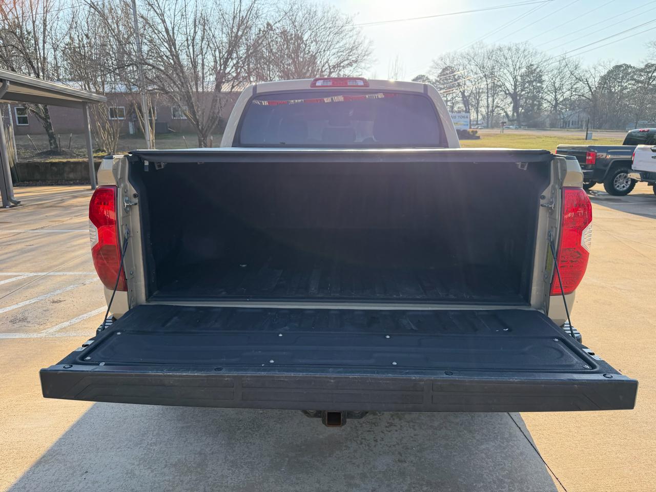 Toyota Tundra SR5 5.7L V8 FFV CrewMax 4WD 2017