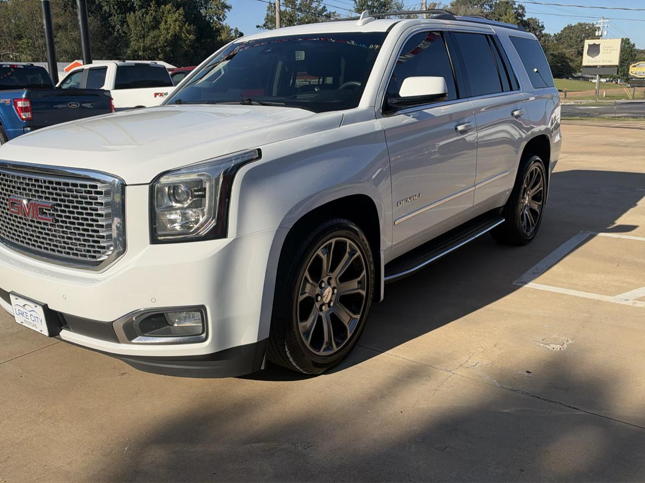 GMC Yukon Denali 4WD 2017