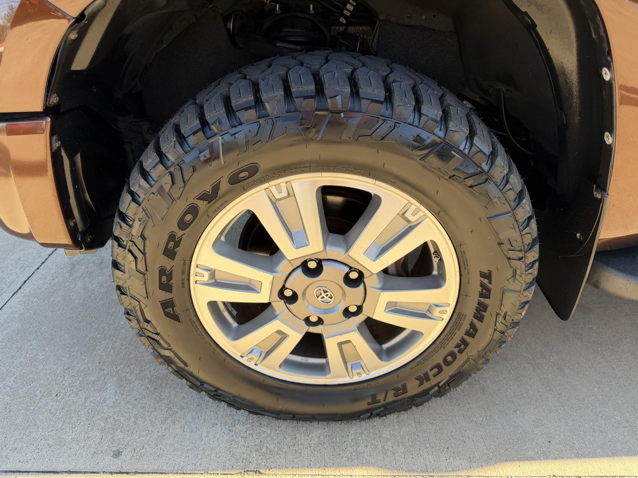 Toyota Tundra Platinum CrewMax 5.7L FFV 4WD 2016