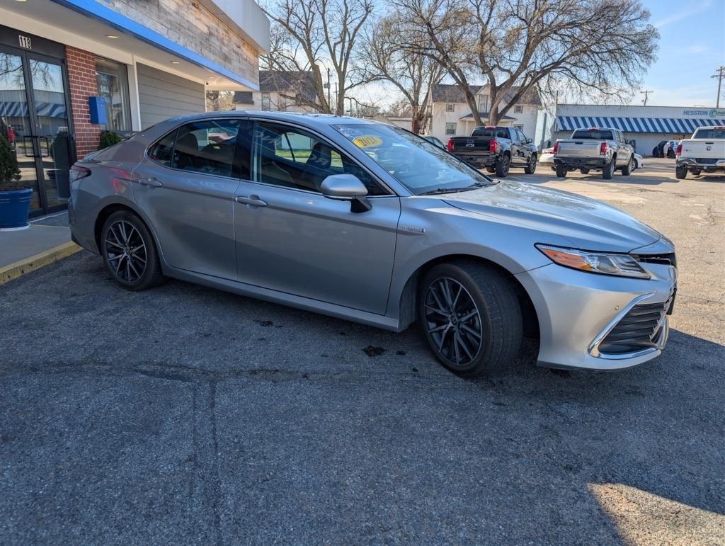 Toyota Camry Hybrid XLE 2021