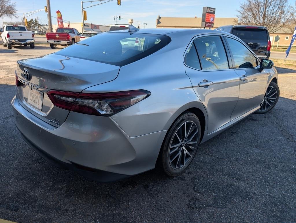 Toyota Camry Hybrid XLE 2021