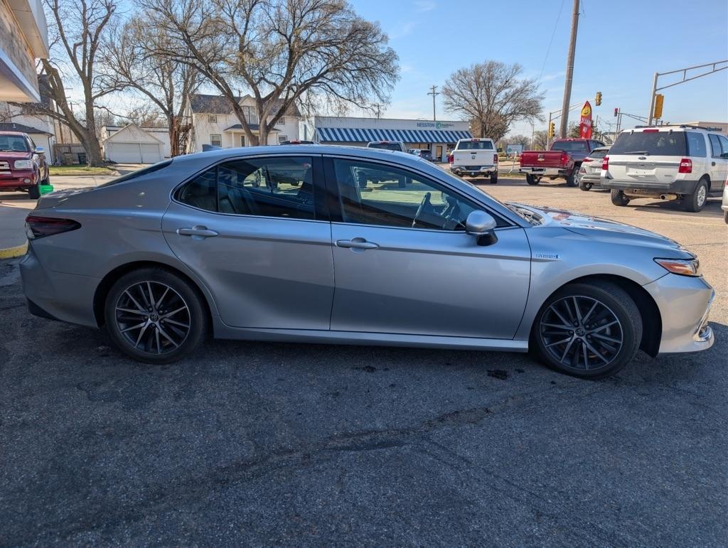 Toyota Camry Hybrid XLE 2021