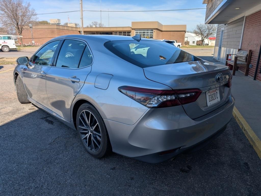 Toyota Camry Hybrid XLE 2021