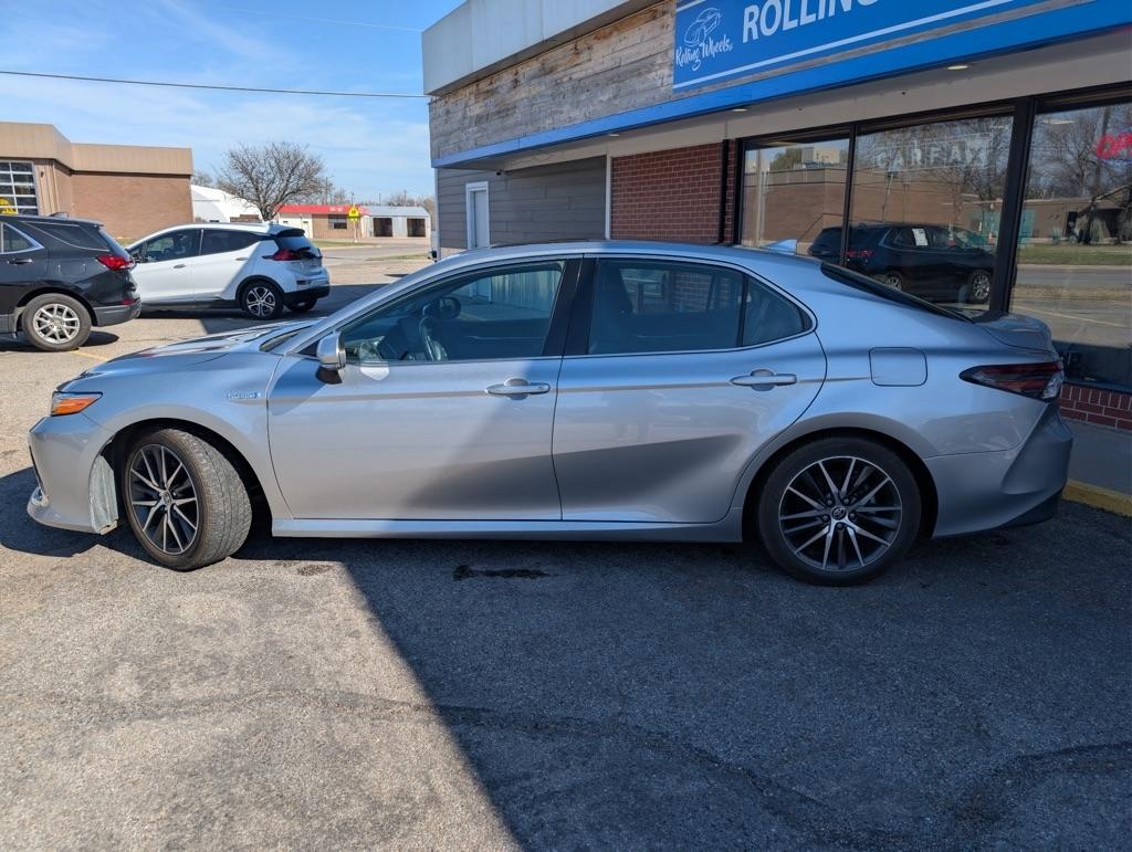 Toyota Camry Hybrid XLE 2021