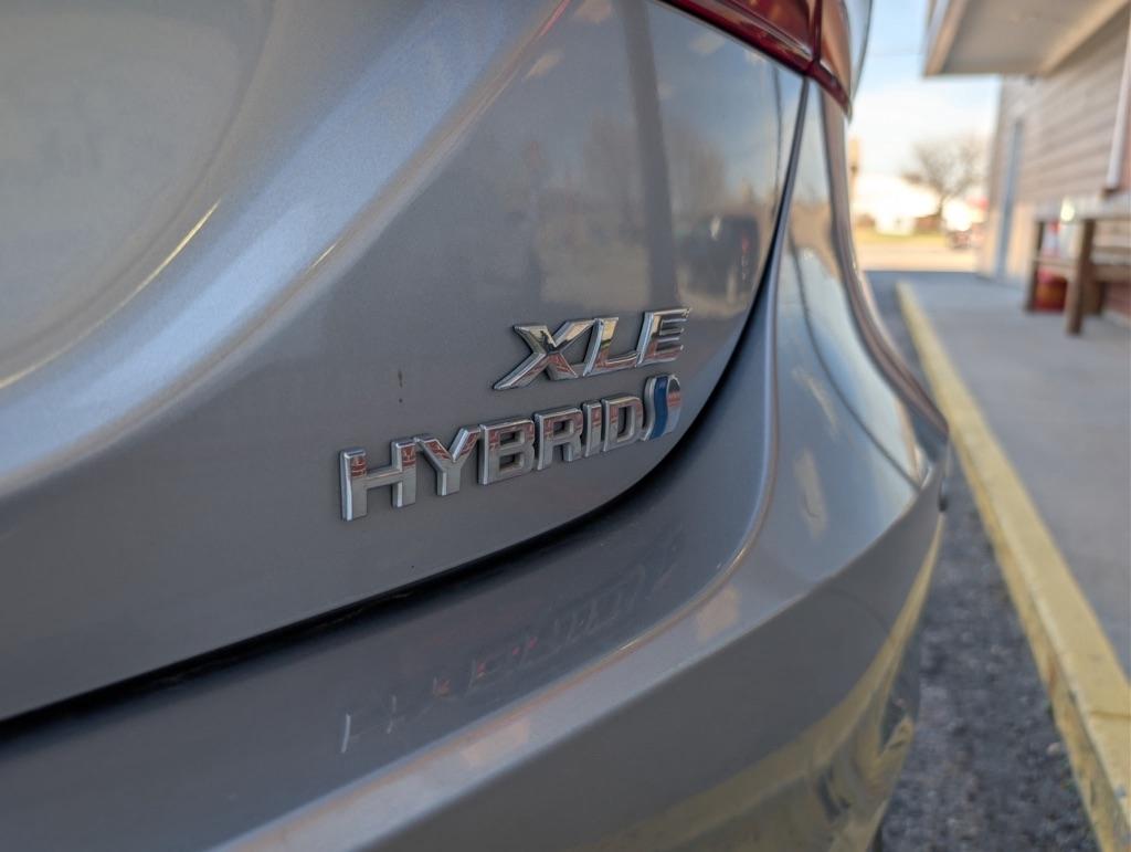 Toyota Camry Hybrid XLE 2021