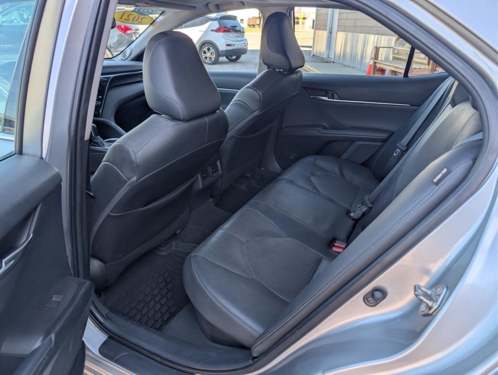 Toyota Camry Hybrid XLE 2021