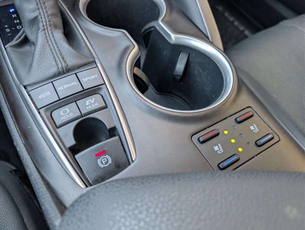 Toyota Camry Hybrid XLE 2021