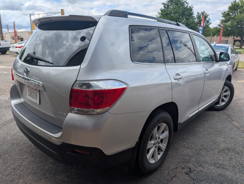 Toyota Highlander V6 4WD with Third Row Seat 2013