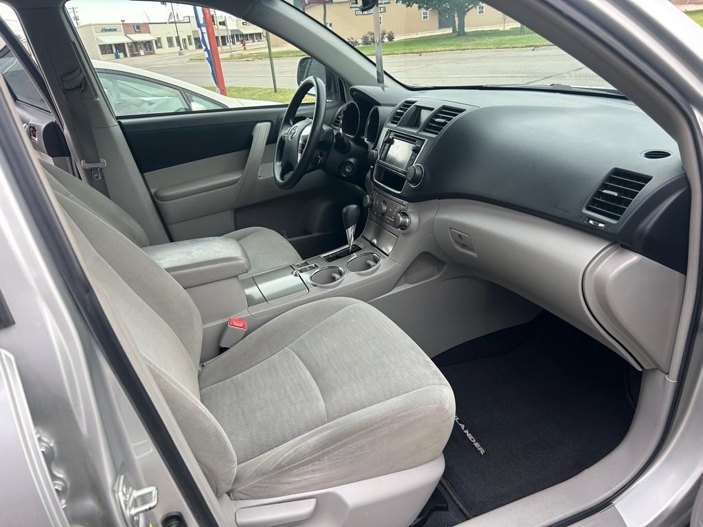 Toyota Highlander V6 4WD with Third Row Seat 2013